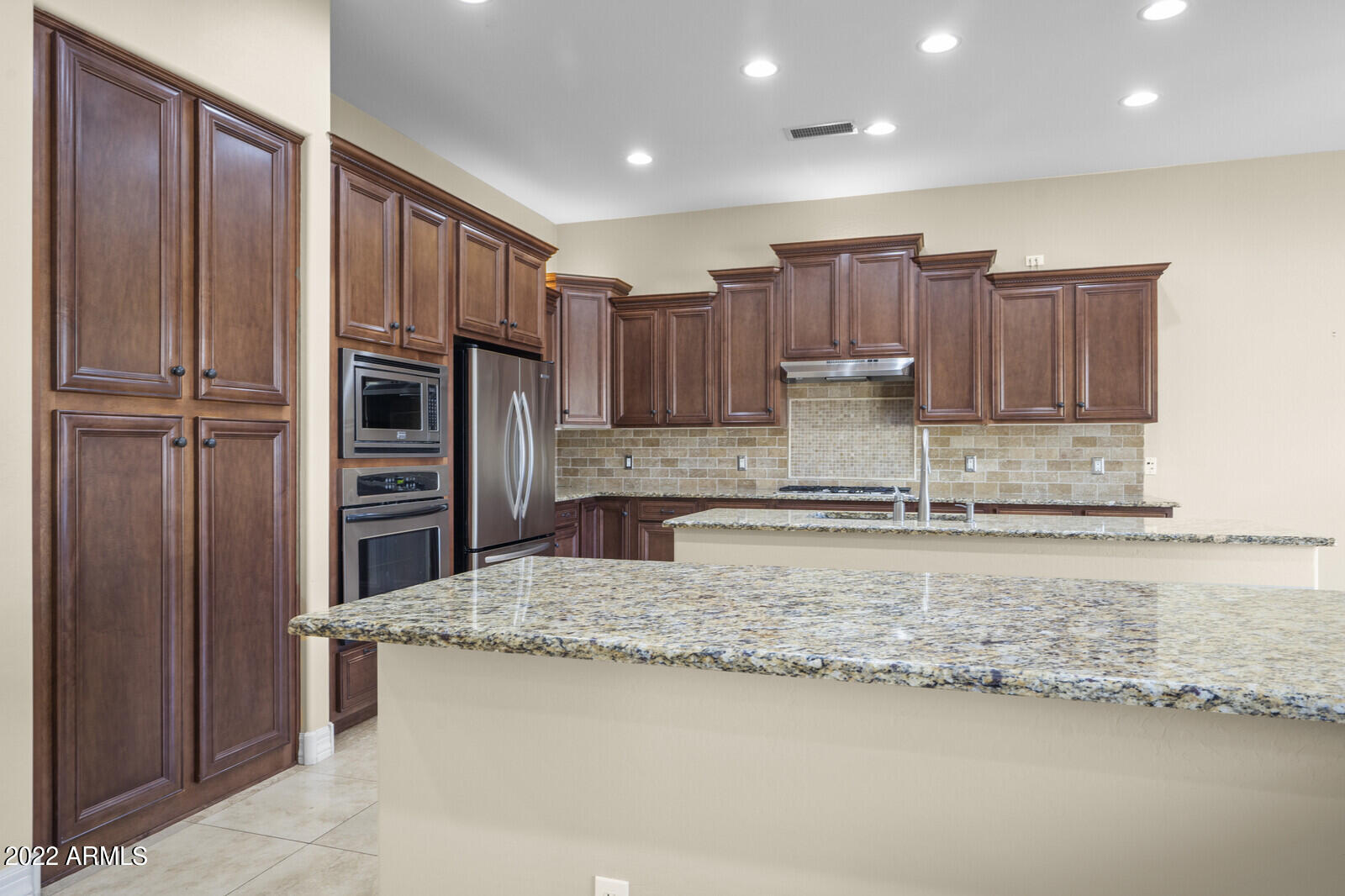 2810 East Blue Sage Road Gilbert, AZ 85297 - Photo 15 of 93 Breakfast bar in addition to island