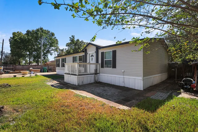 a view of a house with backyard