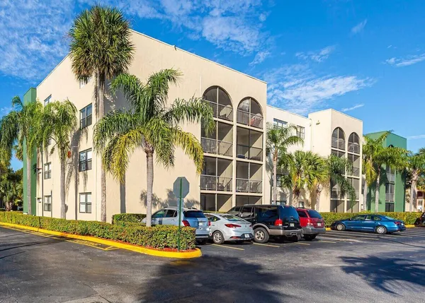 $2,032 | 17350 Northwest 68th Avenue, Unit 400403, Hialeah, FL 33015