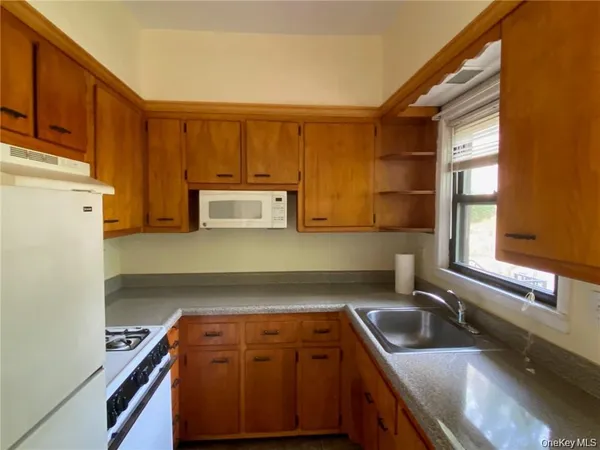 $2,200 | 176 Colonial Parkway, Unit 2N, Yonkers, NY 10710