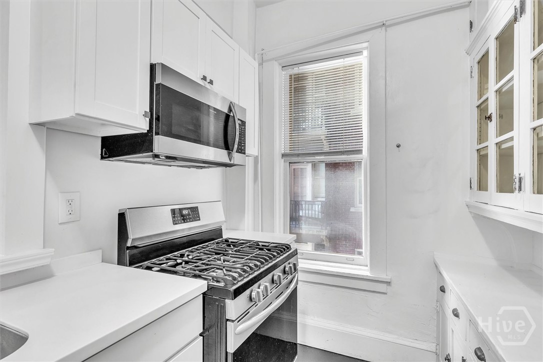 24 East Liberty, Unit 42 Savannah, GA 31401 - Photo 20 of 44 gas stove with microwave above