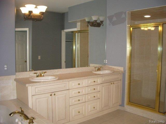 2941 Birnam Court, Unit 57 Rochester, MI 48306 - Photo 10 of 11 Master Bath