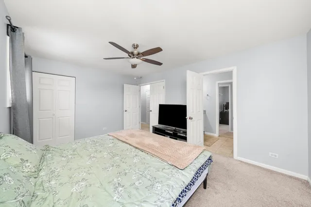 a en suite bathroom with a double vanity sink and a mirror