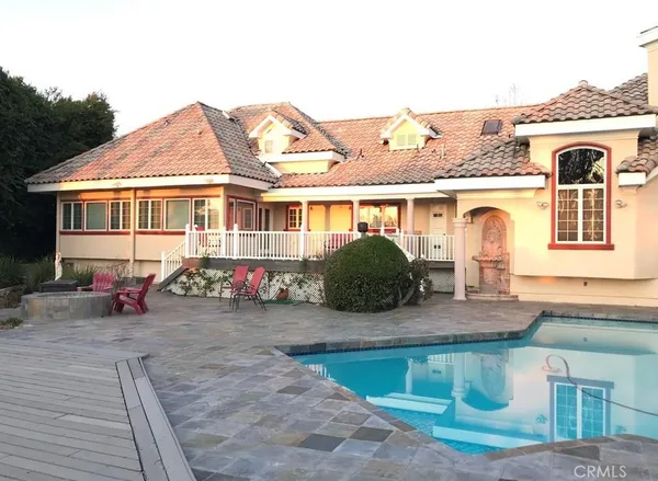 a view of a house with backyard and porch