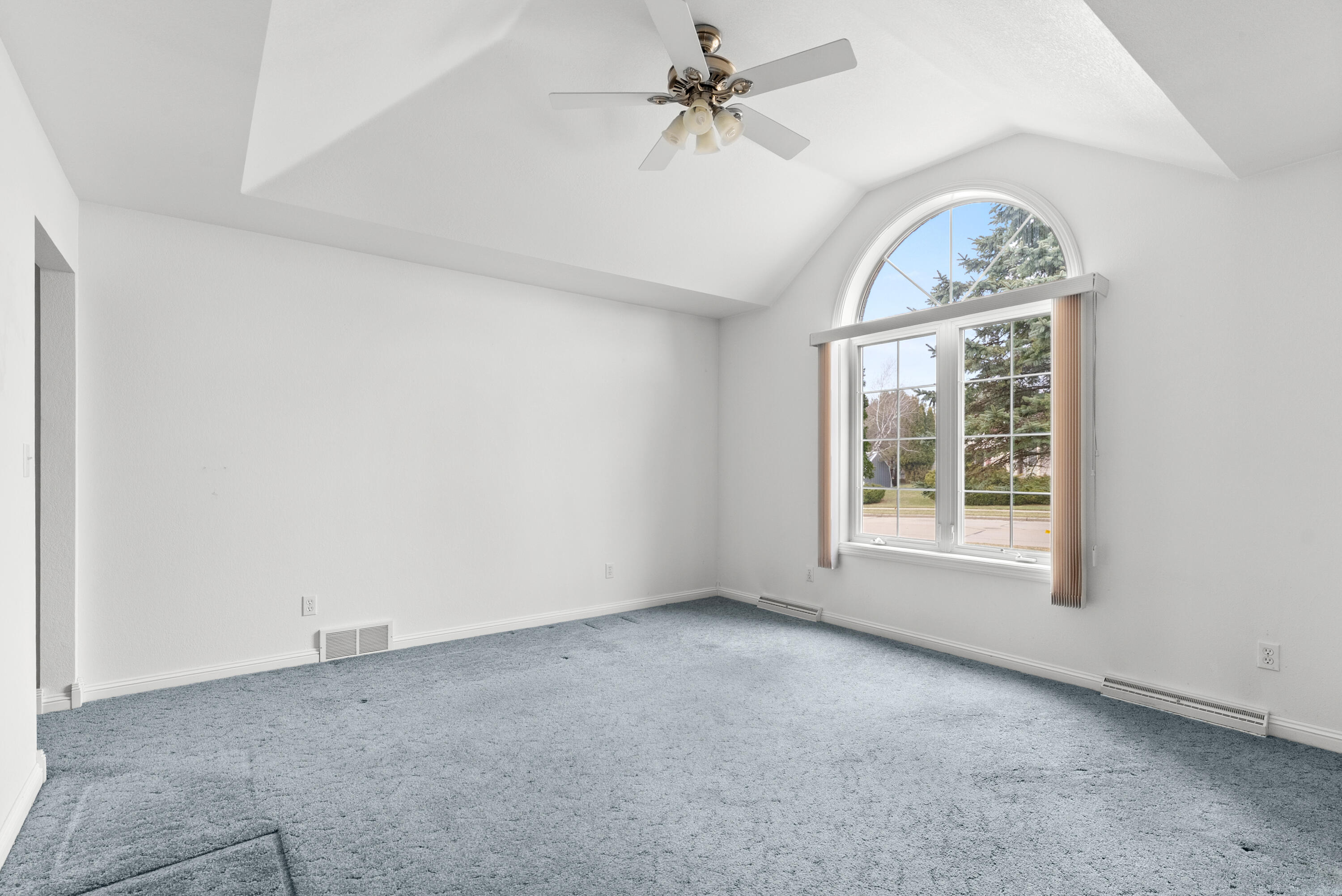 3919 Golfview Drive Two Rivers, WI 54241 - Photo 10 of 31 Livingroom