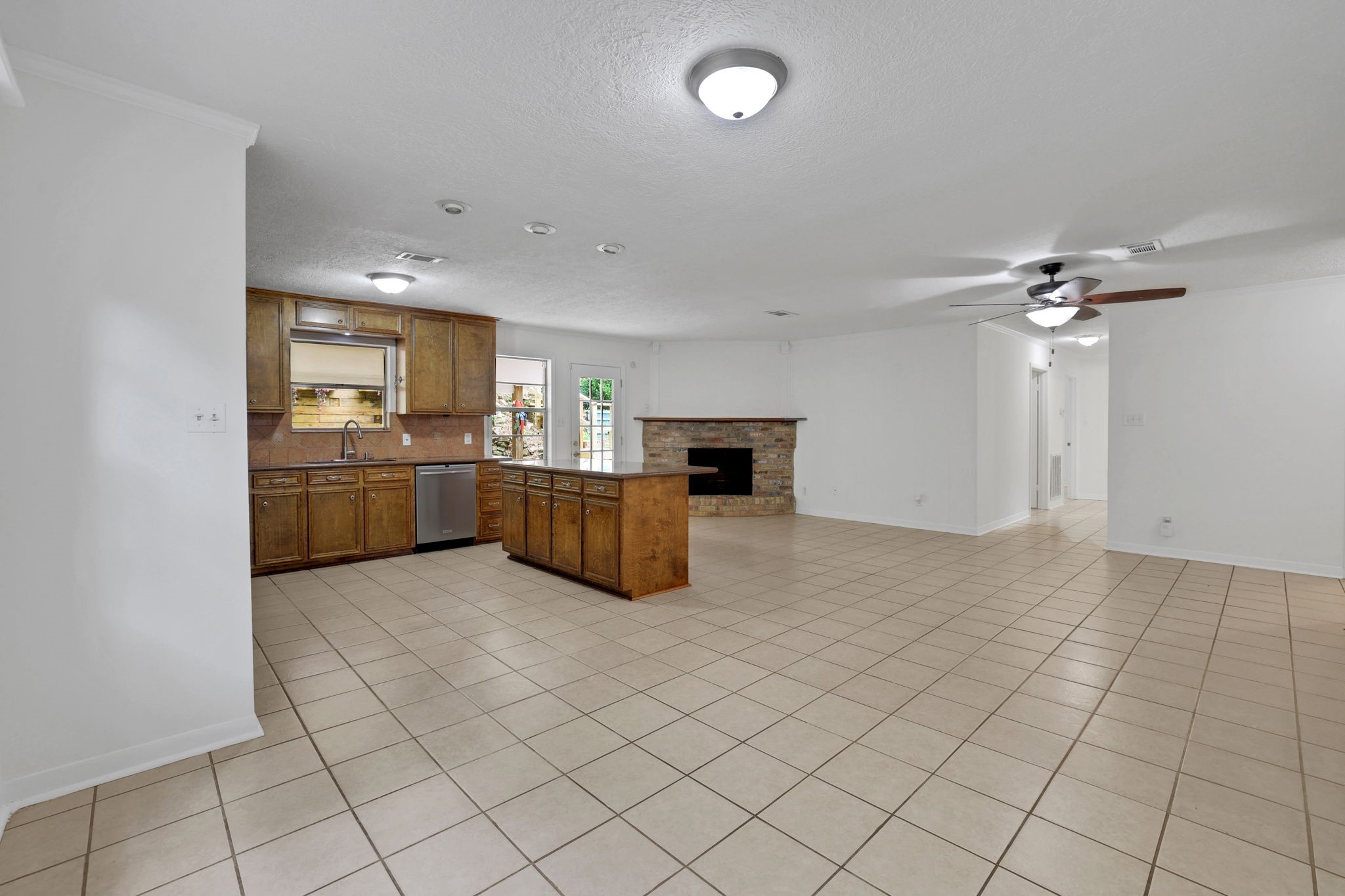 113 Hillendale Street Livingston, TX 77351 - Photo 11 of 36 Spacious living, kitchen and dining area