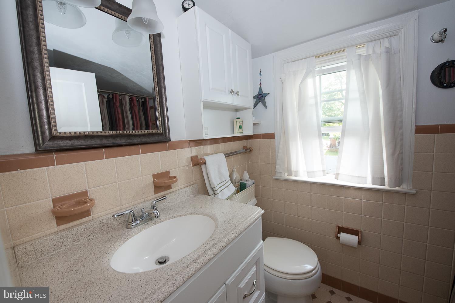 328 Garden Road Springfield, PA 19064 - Photo 16 of 22 SECOND FULL BATH