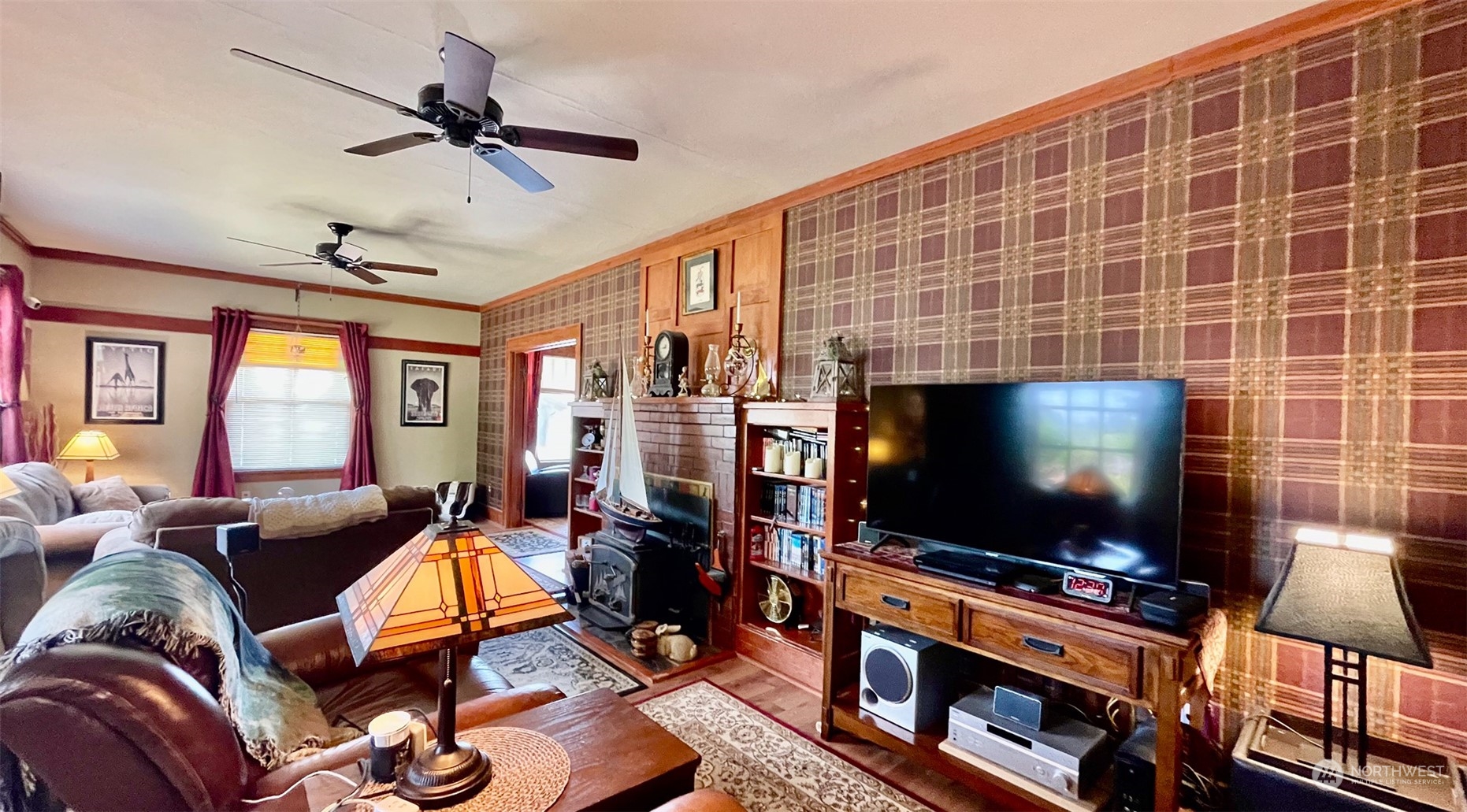 623 2nd Avenue Aberdeen, WA 98520 - Photo 11 of 40 a living room with furniture and a flat screen tv