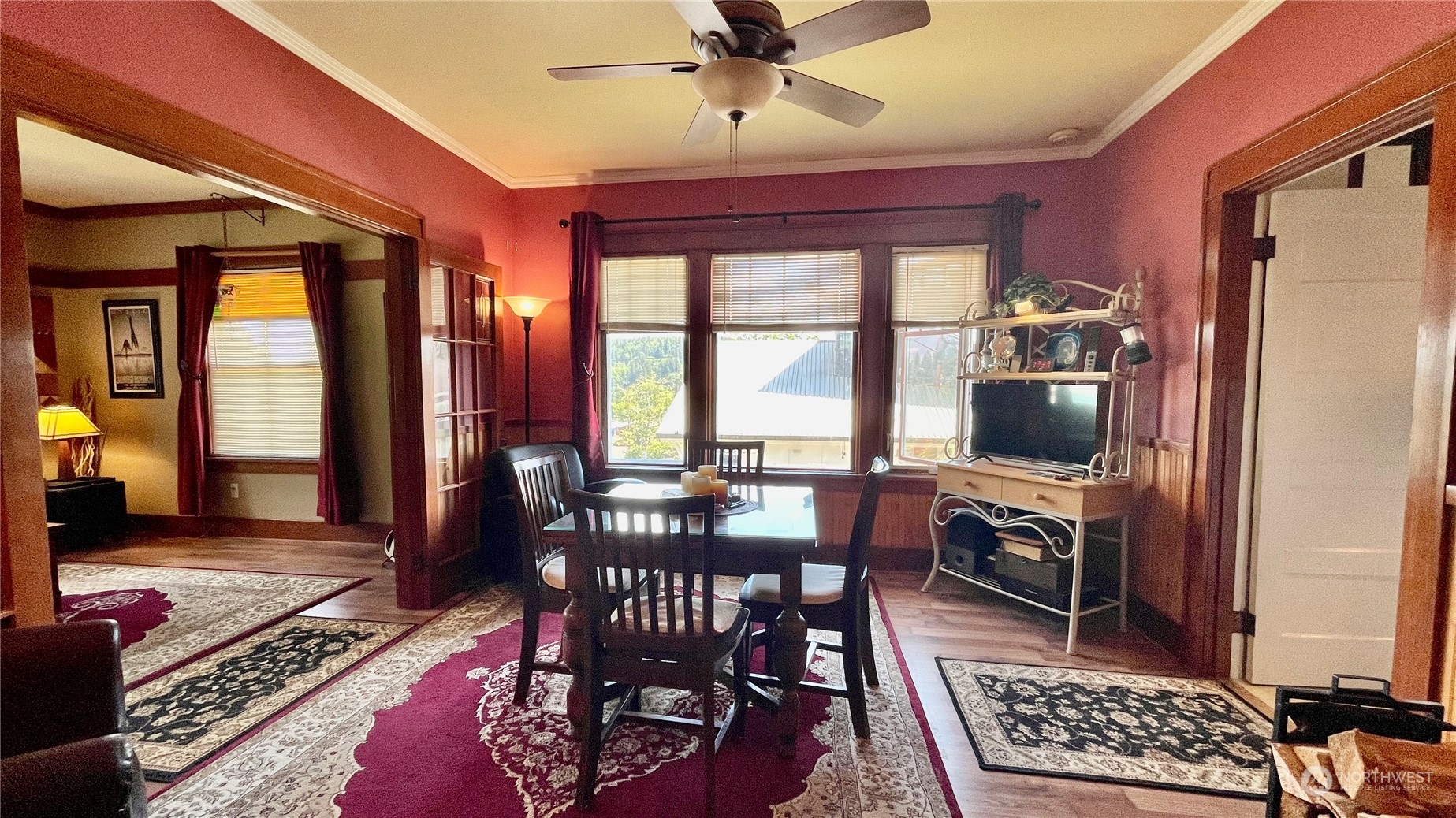 623 2nd Avenue Aberdeen, WA 98520 - Photo 15 of 40 a view of a livingroom with furniture