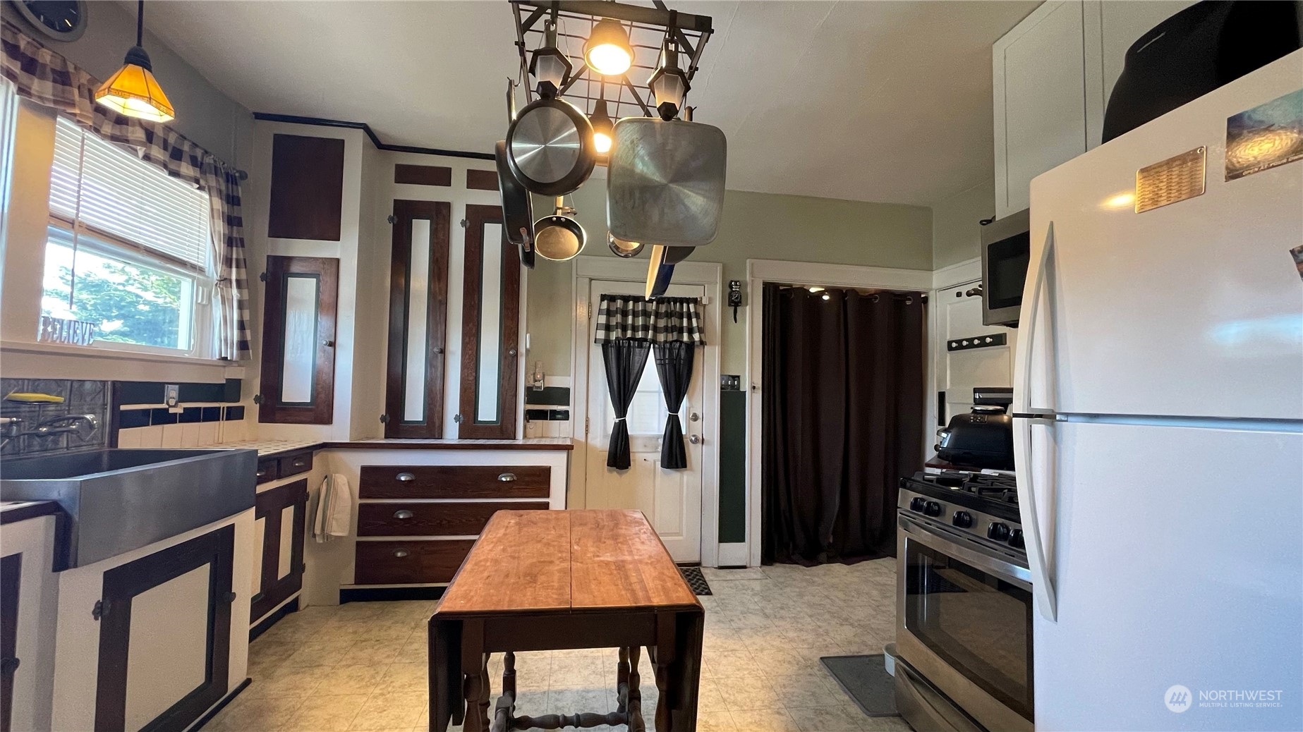 623 2nd Avenue Aberdeen, WA 98520 - Photo 18 of 40 a kitchen with stainless steel appliances granite countertop a refrigerator a stove and a sink