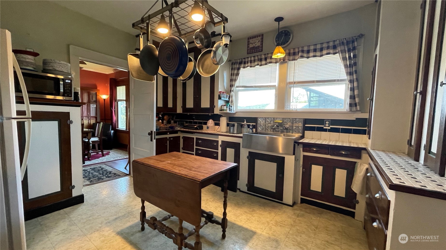 623 2nd Avenue Aberdeen, WA 98520 - Photo 19 of 40 a kitchen with stainless steel appliances granite countertop a stove and a refrigerator