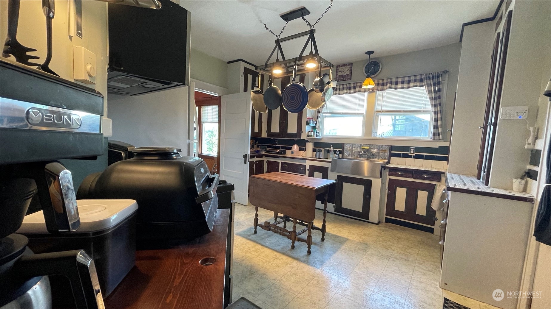 623 2nd Avenue Aberdeen, WA 98520 - Photo 20 of 40 a view of a livingroom with furniture window and wooden floor