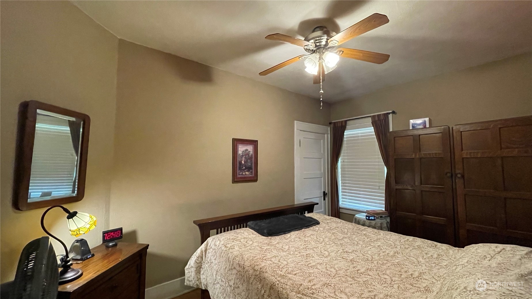 623 2nd Avenue Aberdeen, WA 98520 - Photo 22 of 40 a bedroom with a bed and a chandelier