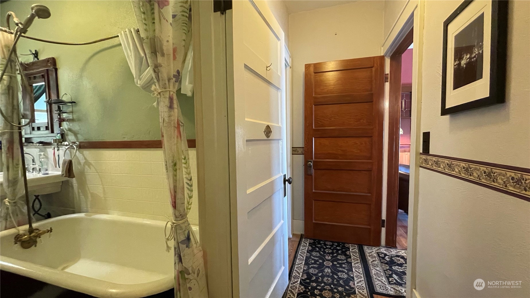 623 2nd Avenue Aberdeen, WA 98520 - Photo 23 of 40 a bathroom with a tub and a shower