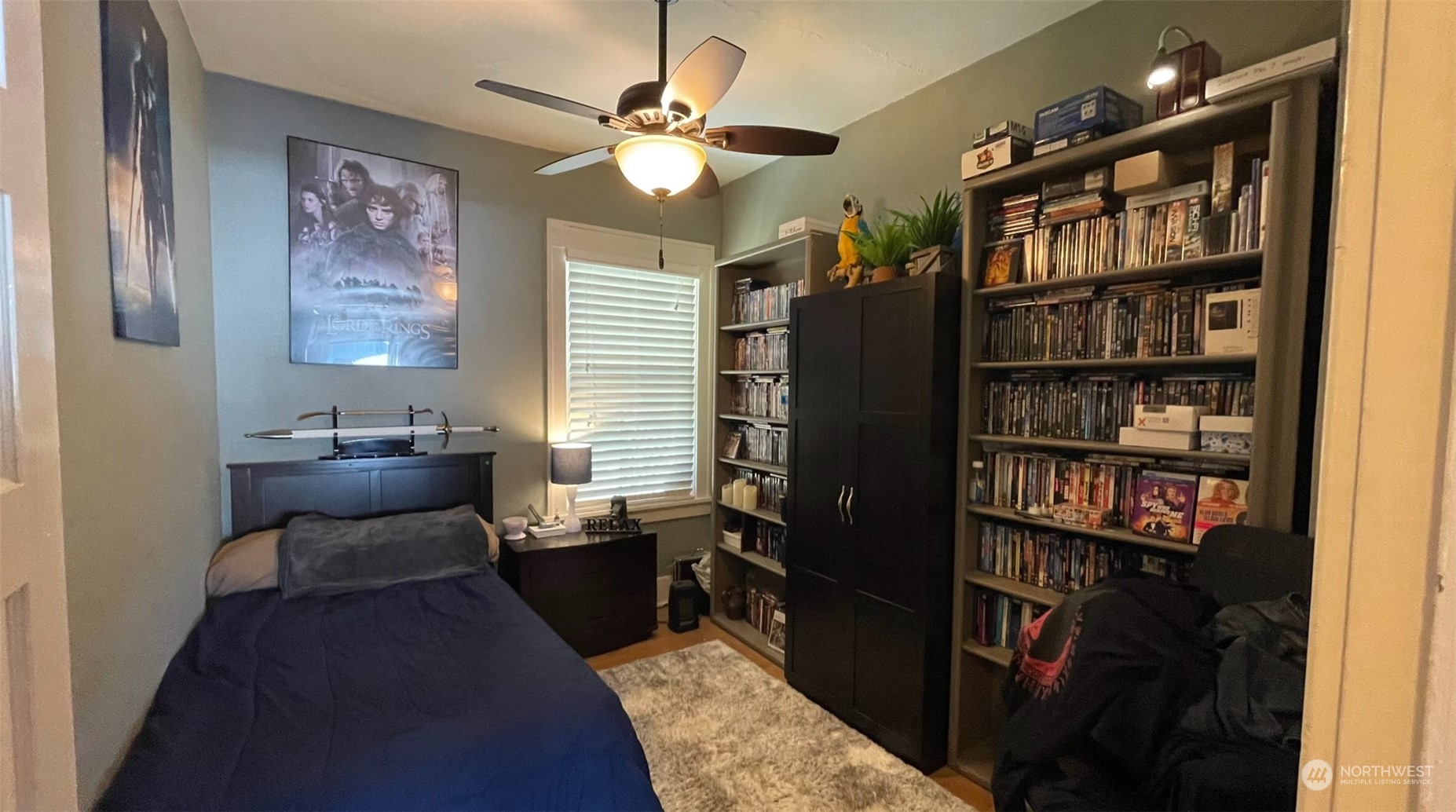 623 2nd Avenue Aberdeen, WA 98520 - Photo 24 of 40 a living room with furniture a rug and a book shelf