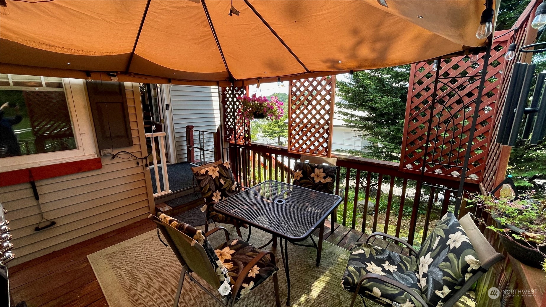 623 2nd Avenue Aberdeen, WA 98520 - Photo 26 of 40 a view of a chairs and table in the patio