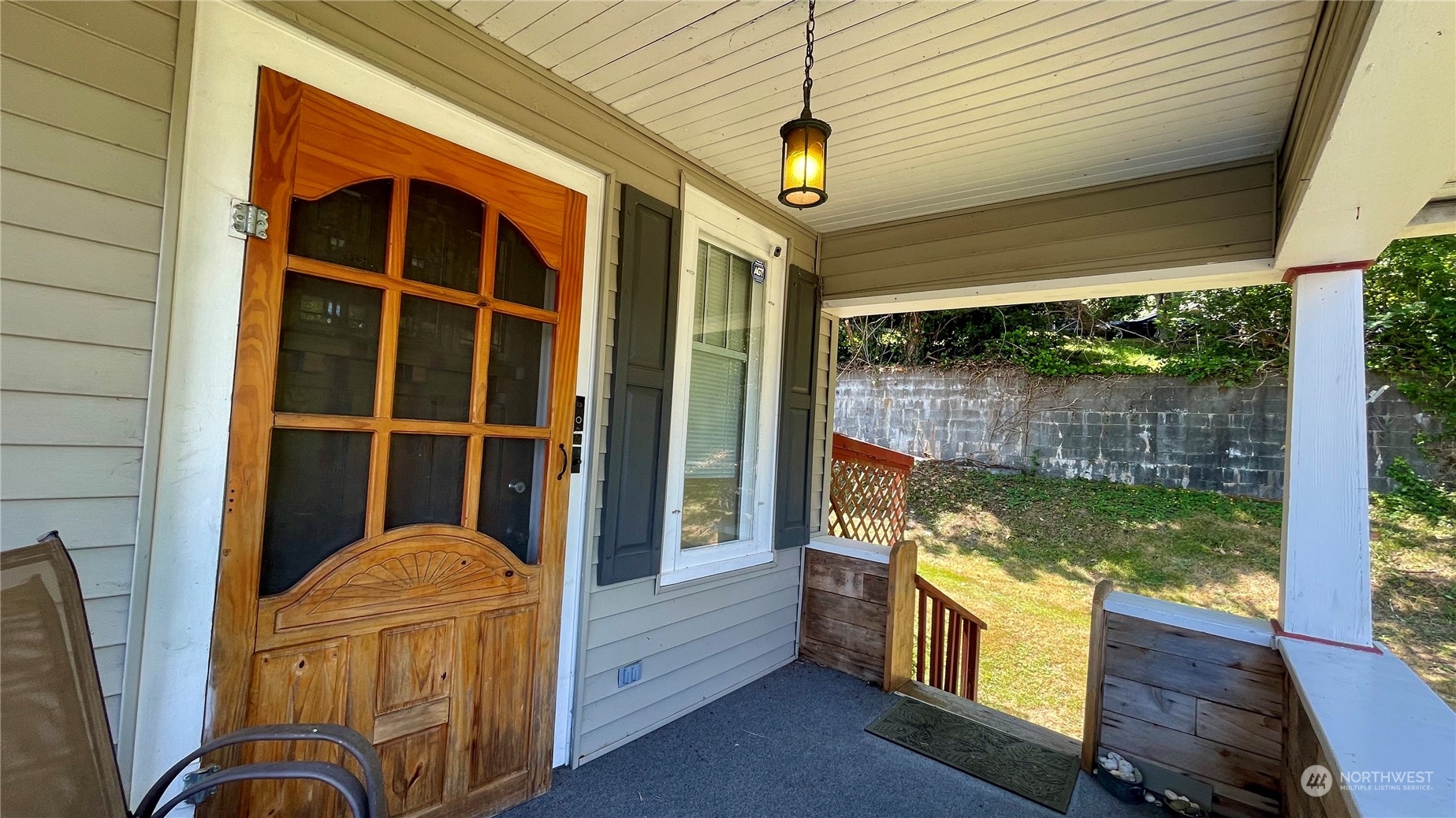 623 2nd Avenue Aberdeen, WA 98520 - Photo 4 of 40 a view of an entryway