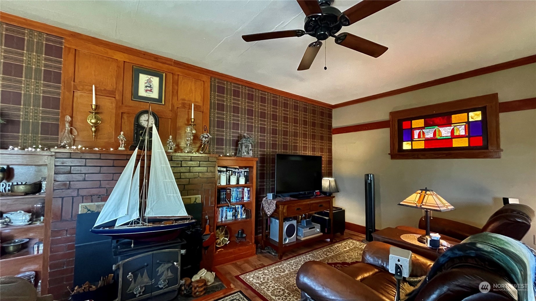 623 2nd Avenue Aberdeen, WA 98520 - Photo 10 of 40 a living room with furniture a flat screen tv and a bookshelf