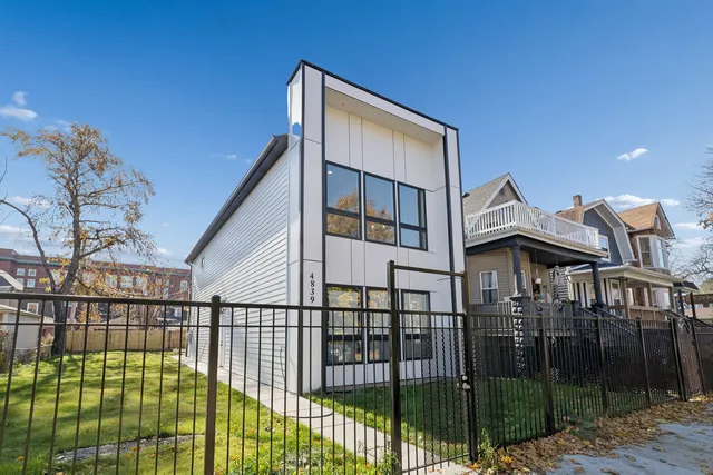 $2,500 | 4839 West Huron Street, Unit 1, Chicago, IL 60644