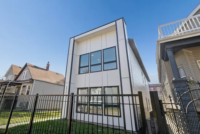 $2,500 | 4839 West Huron Street, Unit 1, Chicago, IL 60644