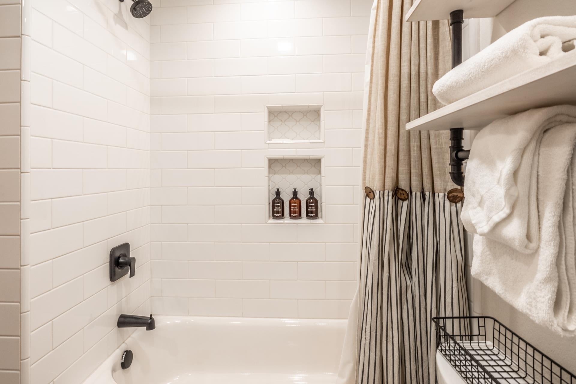 484 Manzanita Road, Unit 9 Mammoth Lakes, CA 93546 - Photo 14 of 39 a bathroom with a bathtub