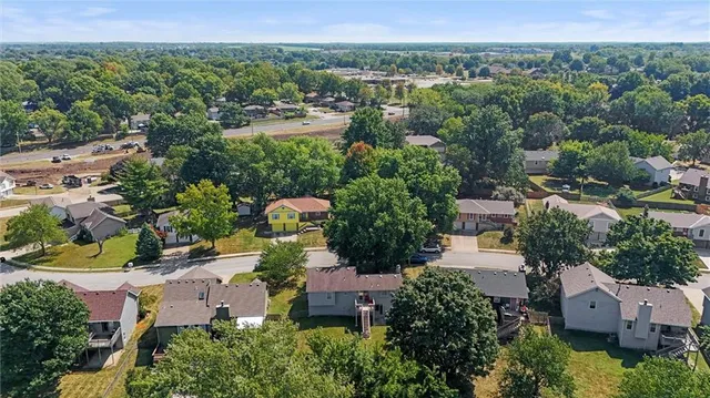 $325,000 | 424 Southeast Nathan Pass, Lee's Summit, MO 64063