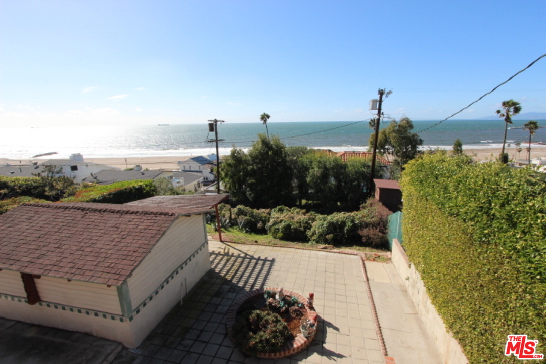 7325 Rindge Avenue Playa del Rey, CA 90293 - Photo 3 of 23