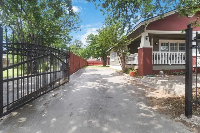 $309,000 | 409 North Sylvania Avenue, Fort Worth, TX 76111