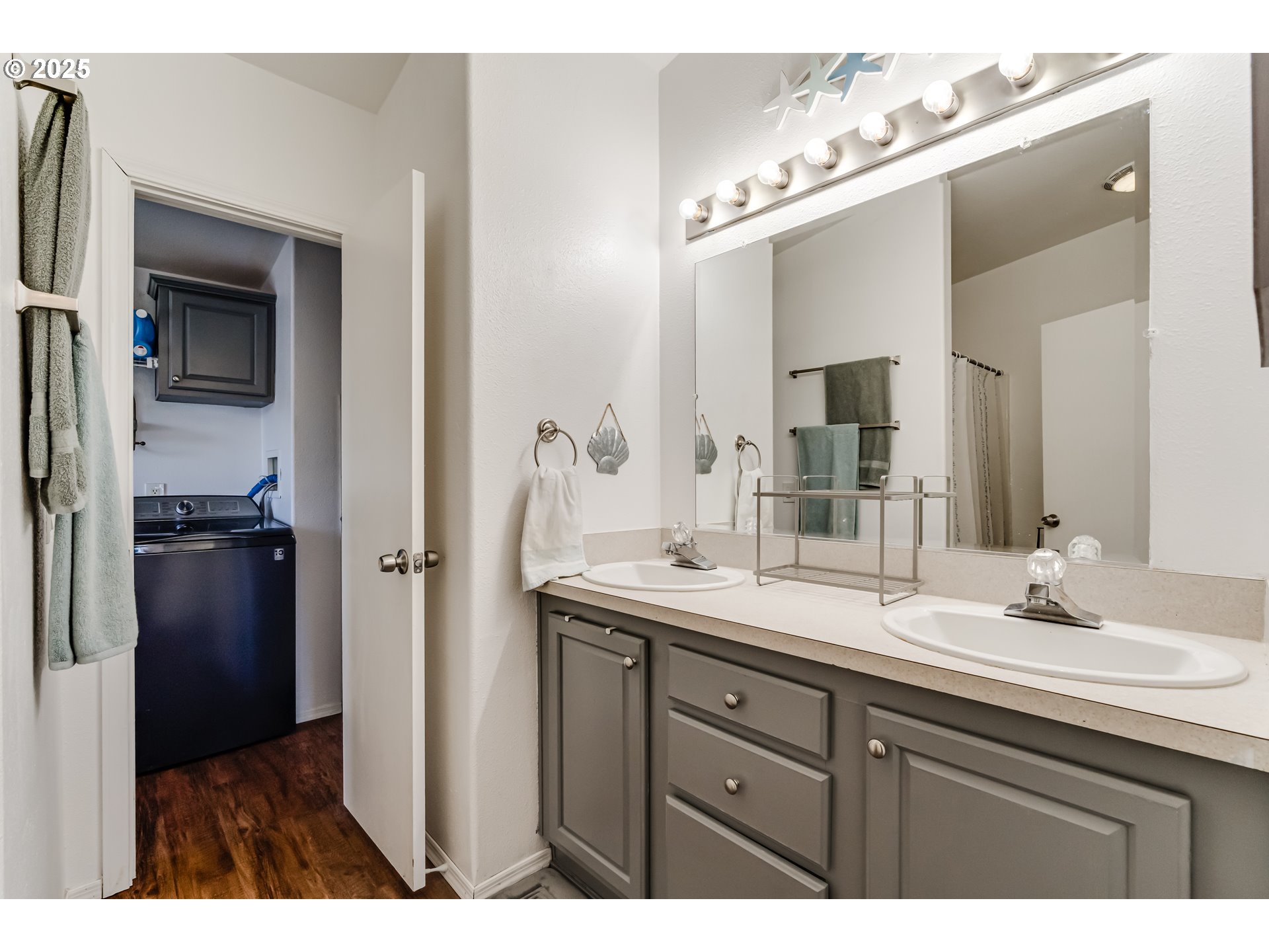 1141 Laurel Avenue Springfield, OR 97478 - Photo 16 of 24 Bathroom