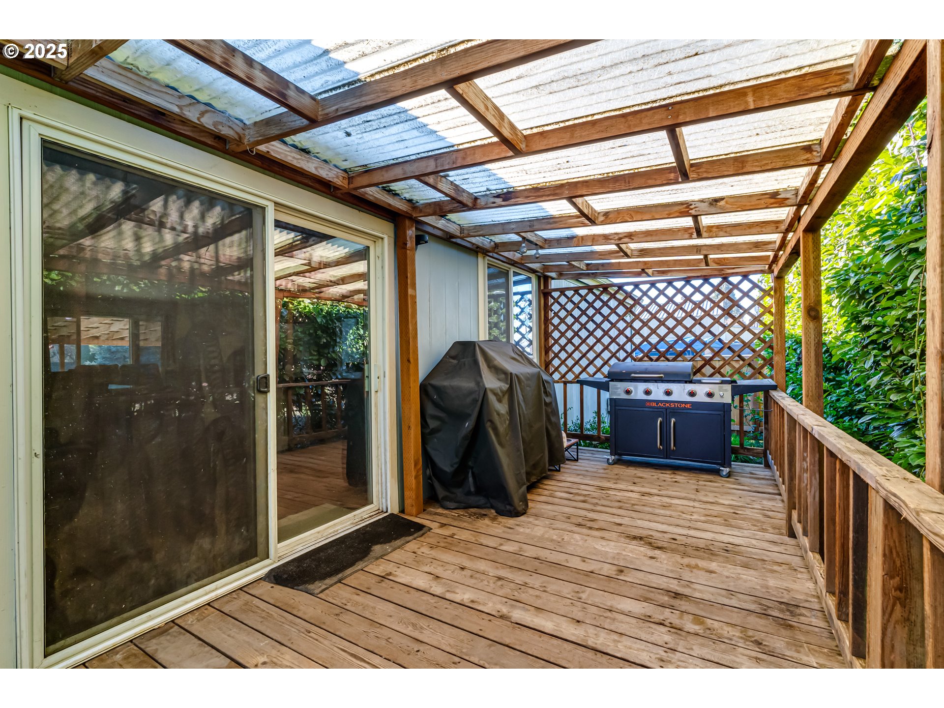 1141 Laurel Avenue Springfield, OR 97478 - Photo 22 of 24 Deck