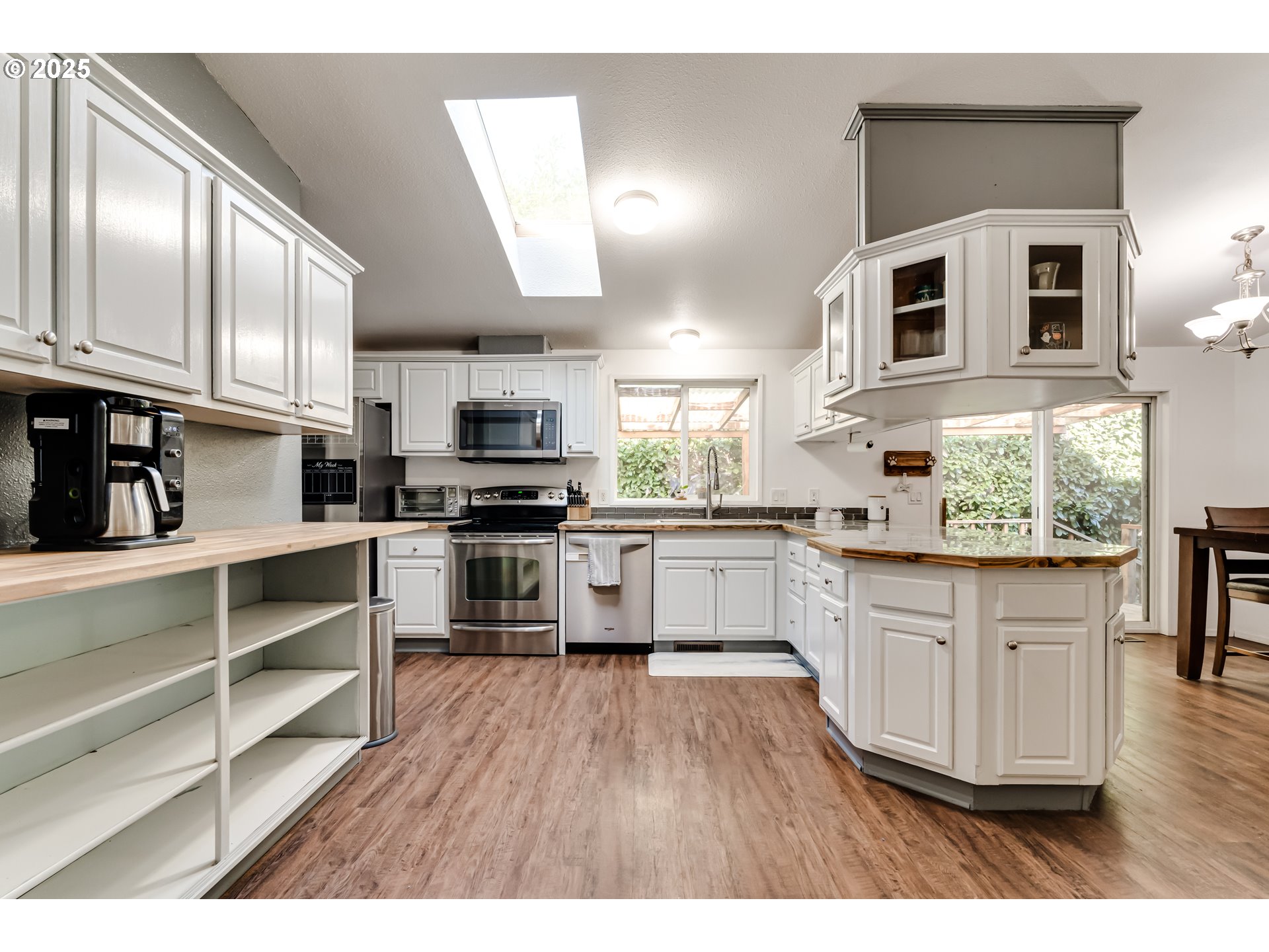 1141 Laurel Avenue Springfield, OR 97478 - Photo 5 of 24 Kitchen