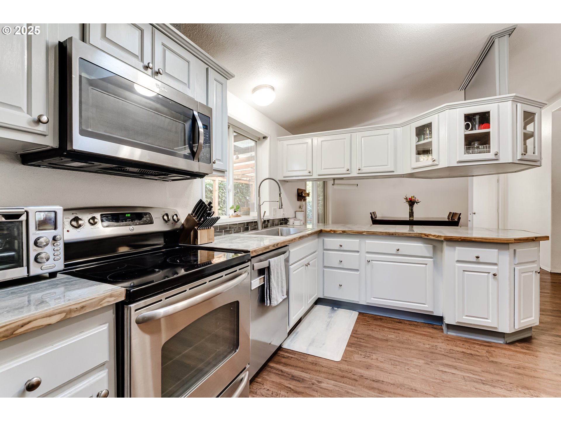 1141 Laurel Avenue Springfield, OR 97478 - Photo 6 of 24 Kitchen