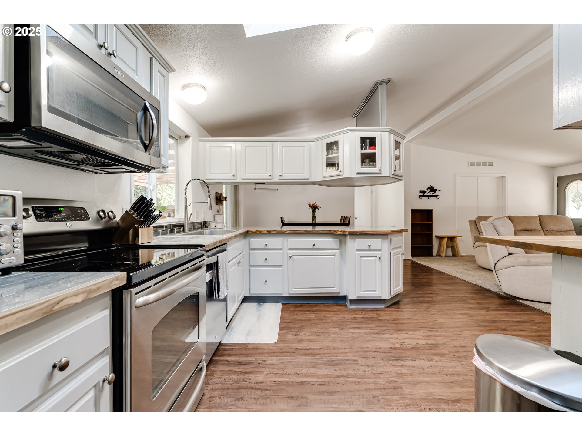 1141 Laurel Avenue Springfield, OR 97478 - Photo 7 of 24 Kitchen