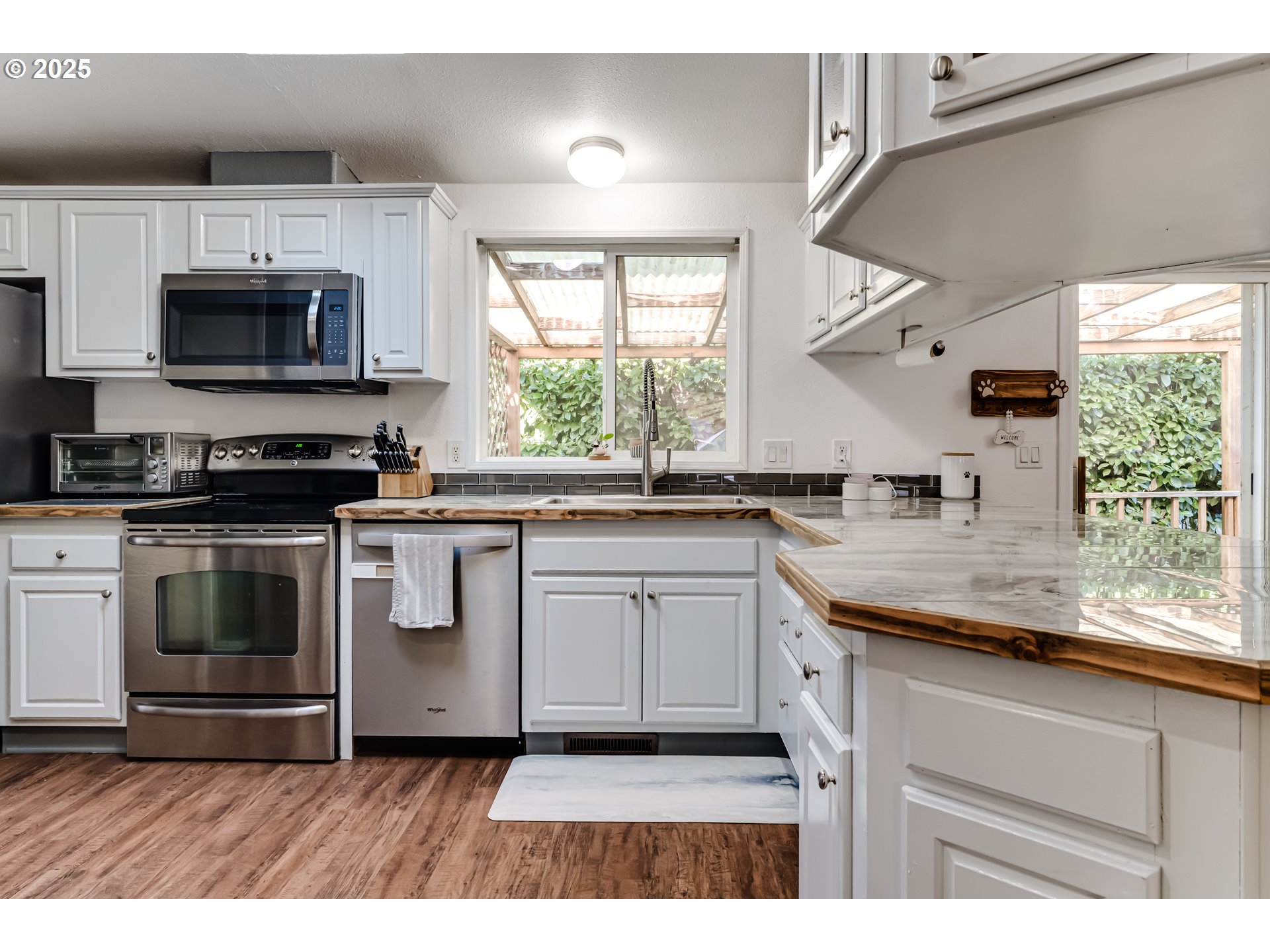 1141 Laurel Avenue Springfield, OR 97478 - Photo 8 of 24 Kitchen