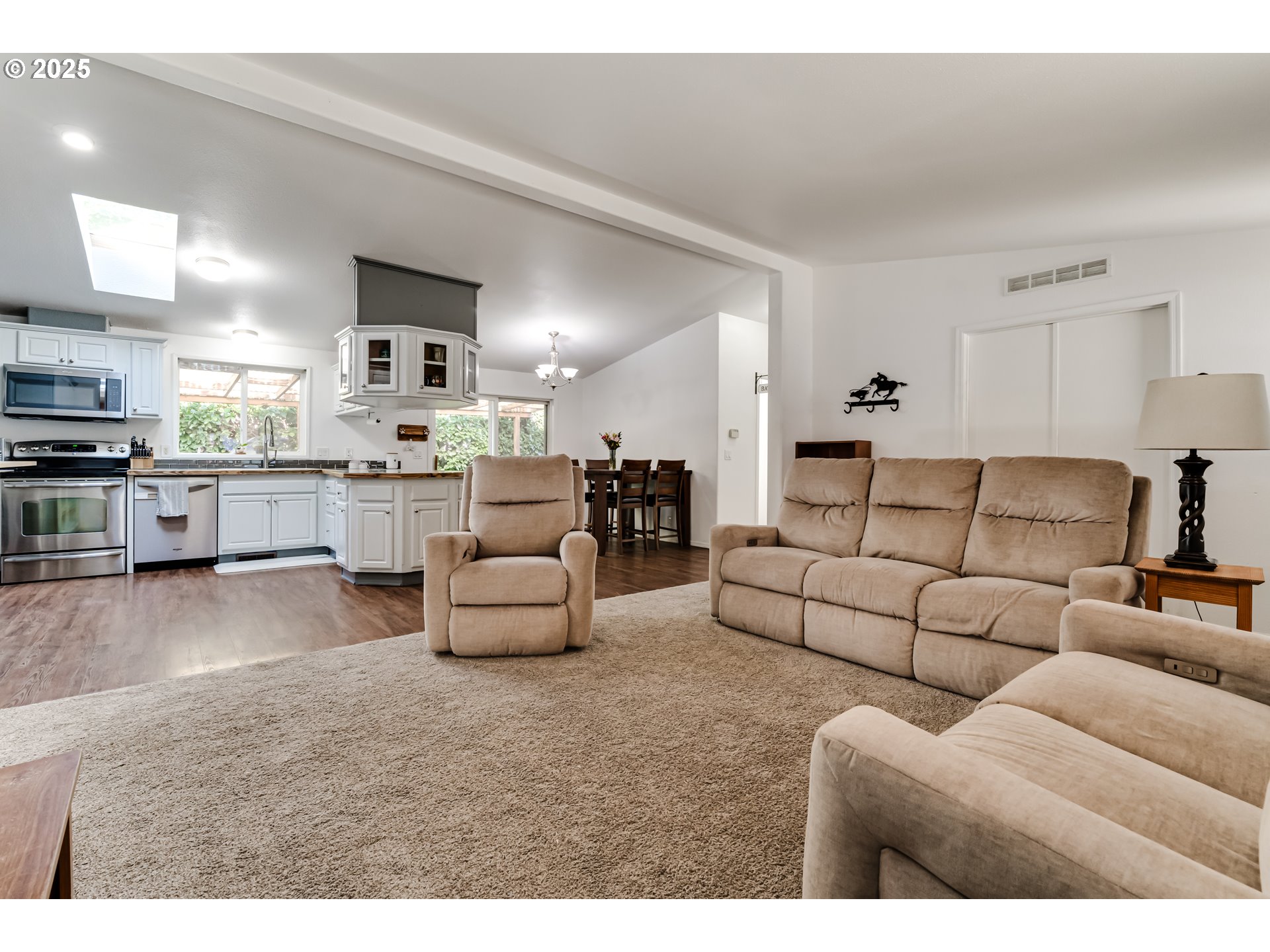 1141 Laurel Avenue Springfield, OR 97478 - Photo 9 of 24 Living Room