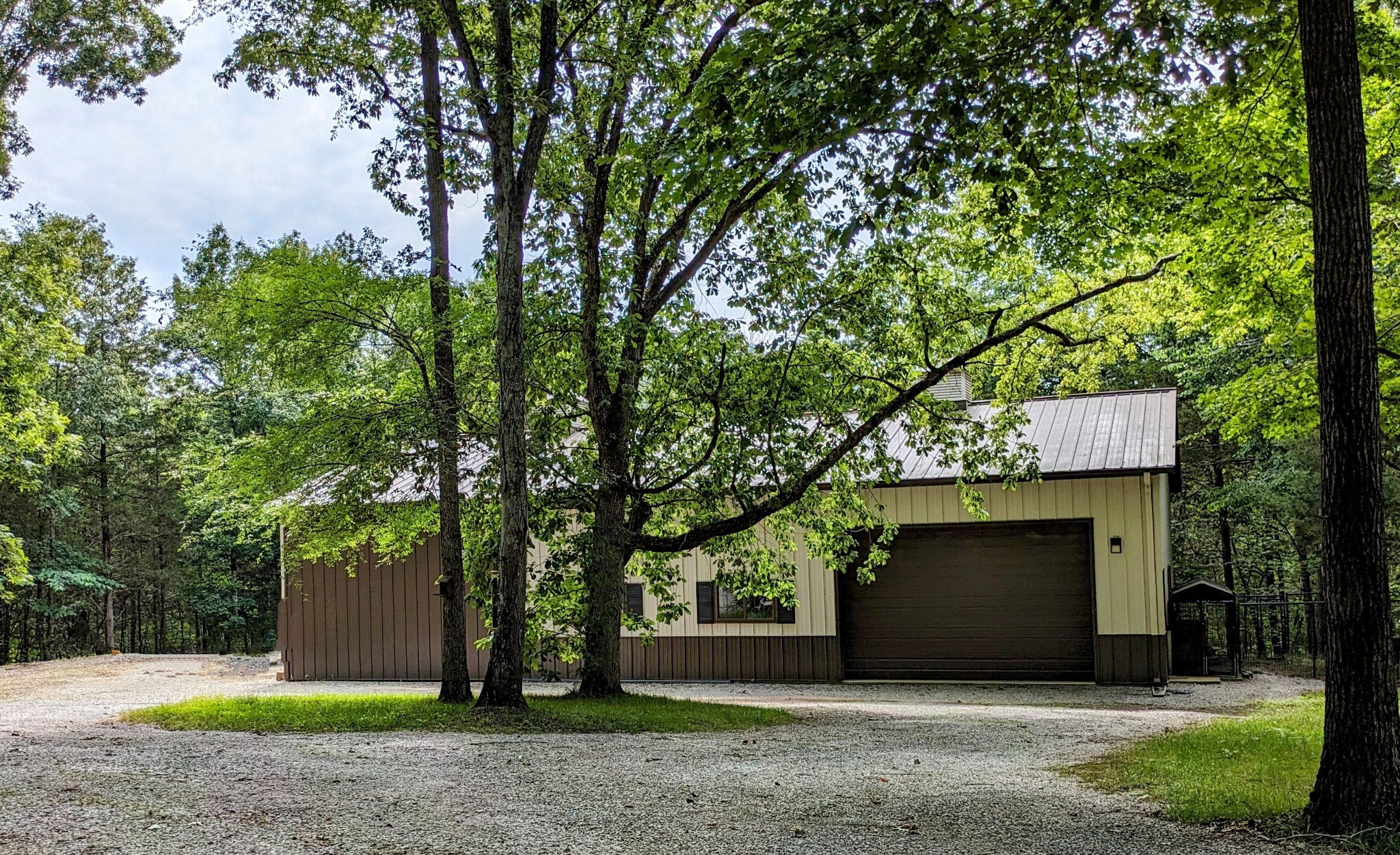 3425 Hopkins Bridge Road Unionville, TN 37180 - Photo 41 of 83 a view of a garage
