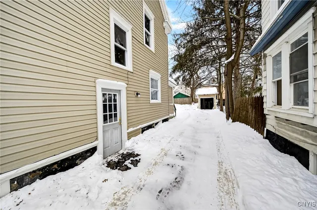 $2,300 | 330 West Ostrander Avenue, Syracuse, NY 13205