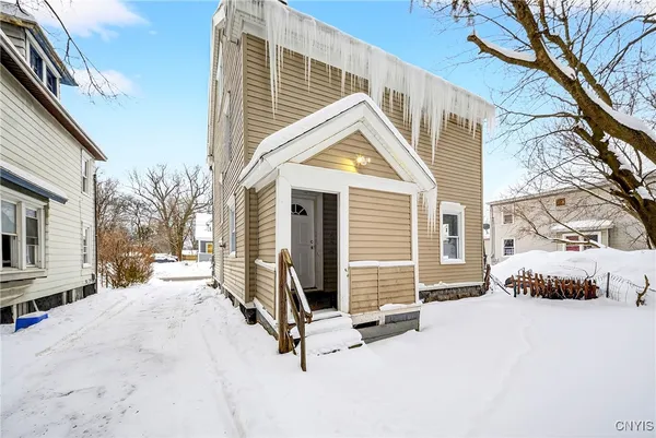 $2,300 | 330 West Ostrander Avenue, Syracuse, NY 13205