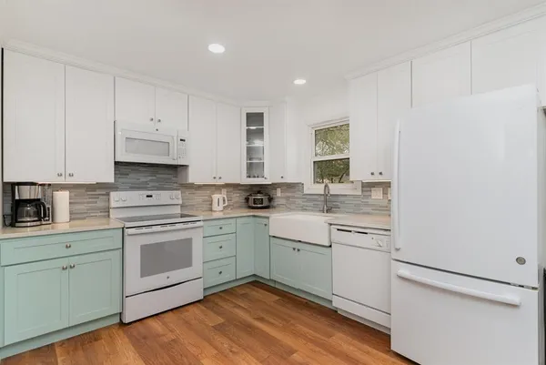 $2,300 | 700 Broadway Avenue, Euless, TX 76040