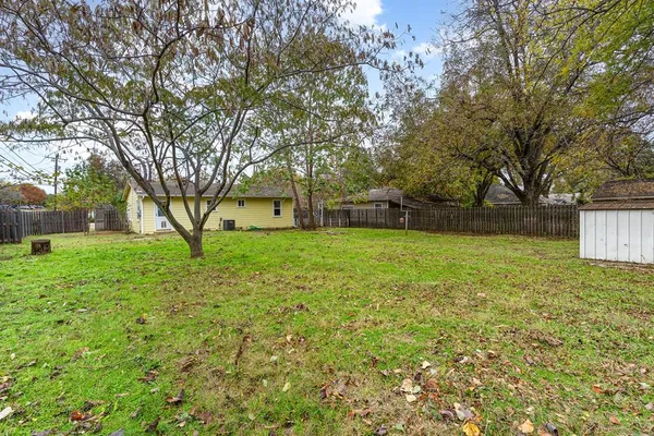 $2,300 | 700 Broadway Avenue, Euless, TX 76040