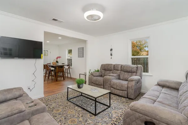 $2,300 | 700 Broadway Avenue, Euless, TX 76040