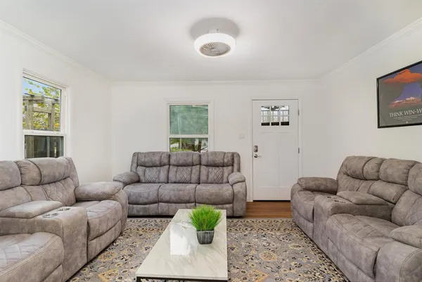 $2,300 | 700 Broadway Avenue, Euless, TX 76040
