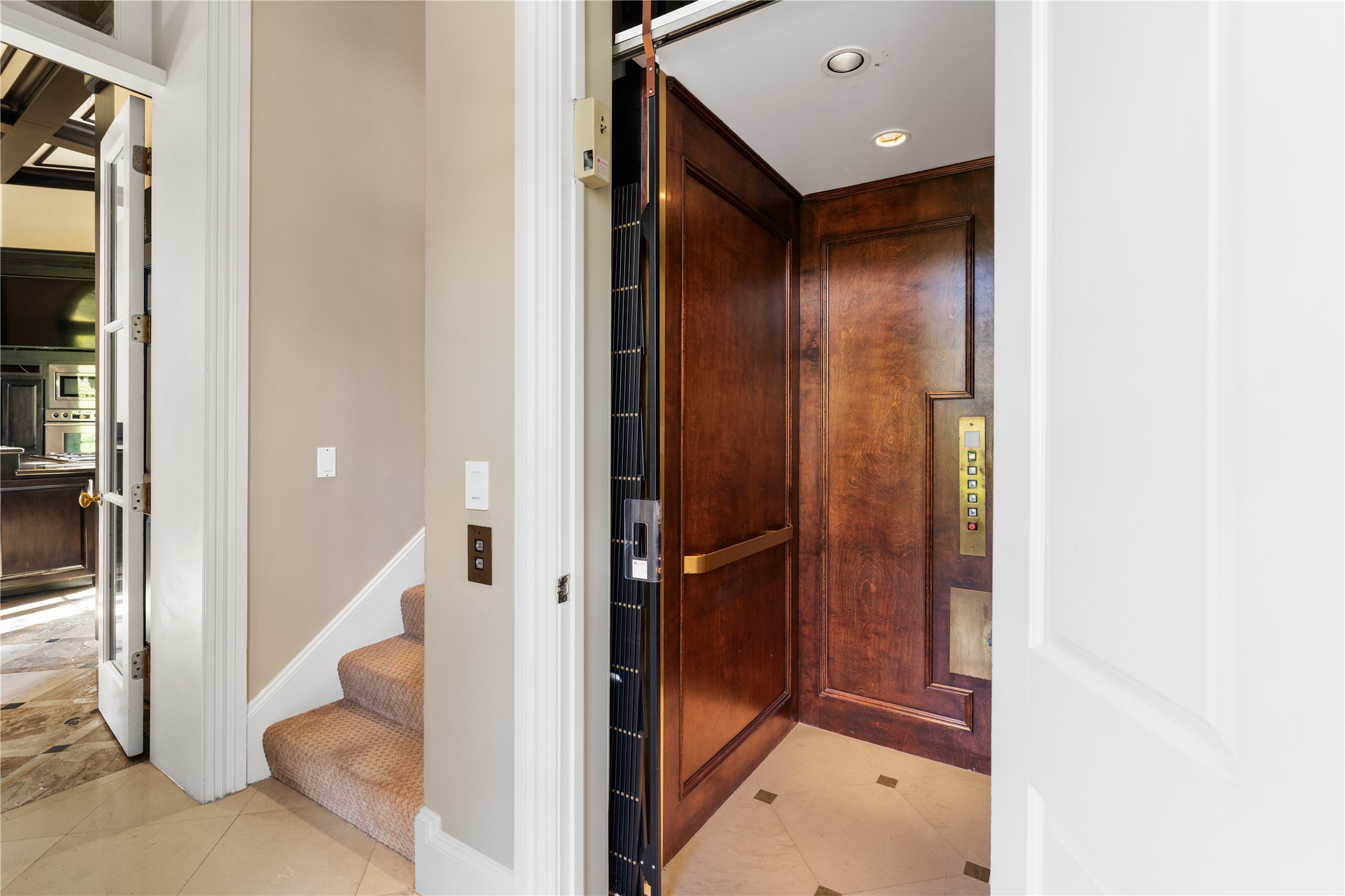 26 Crestwood Drive Houston, TX 77007 - Photo 11 of 24 Elevator from garage to the first and second floor