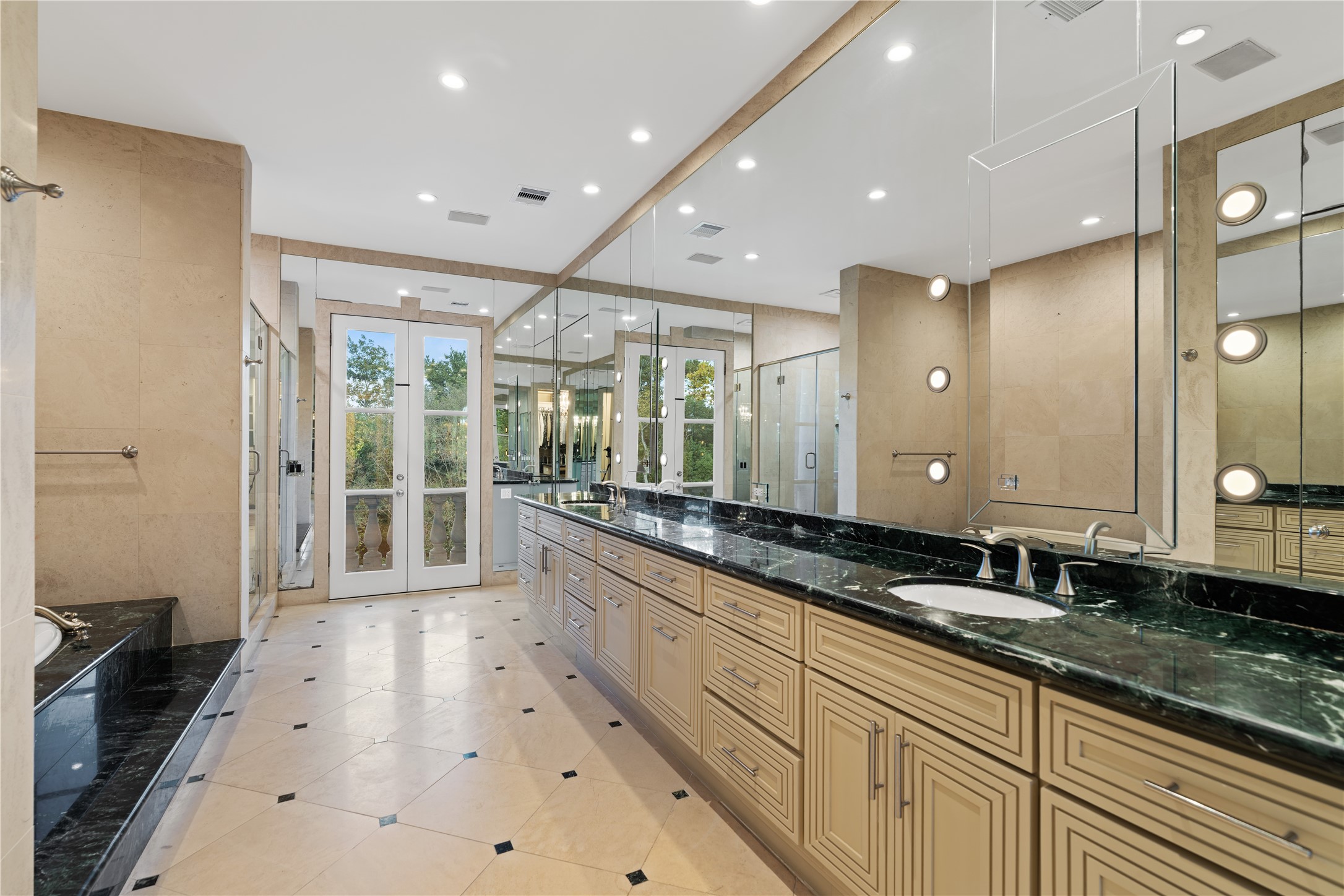 26 Crestwood Drive Houston, TX 77007 - Photo 17 of 24 Primary bathroom with private terrace