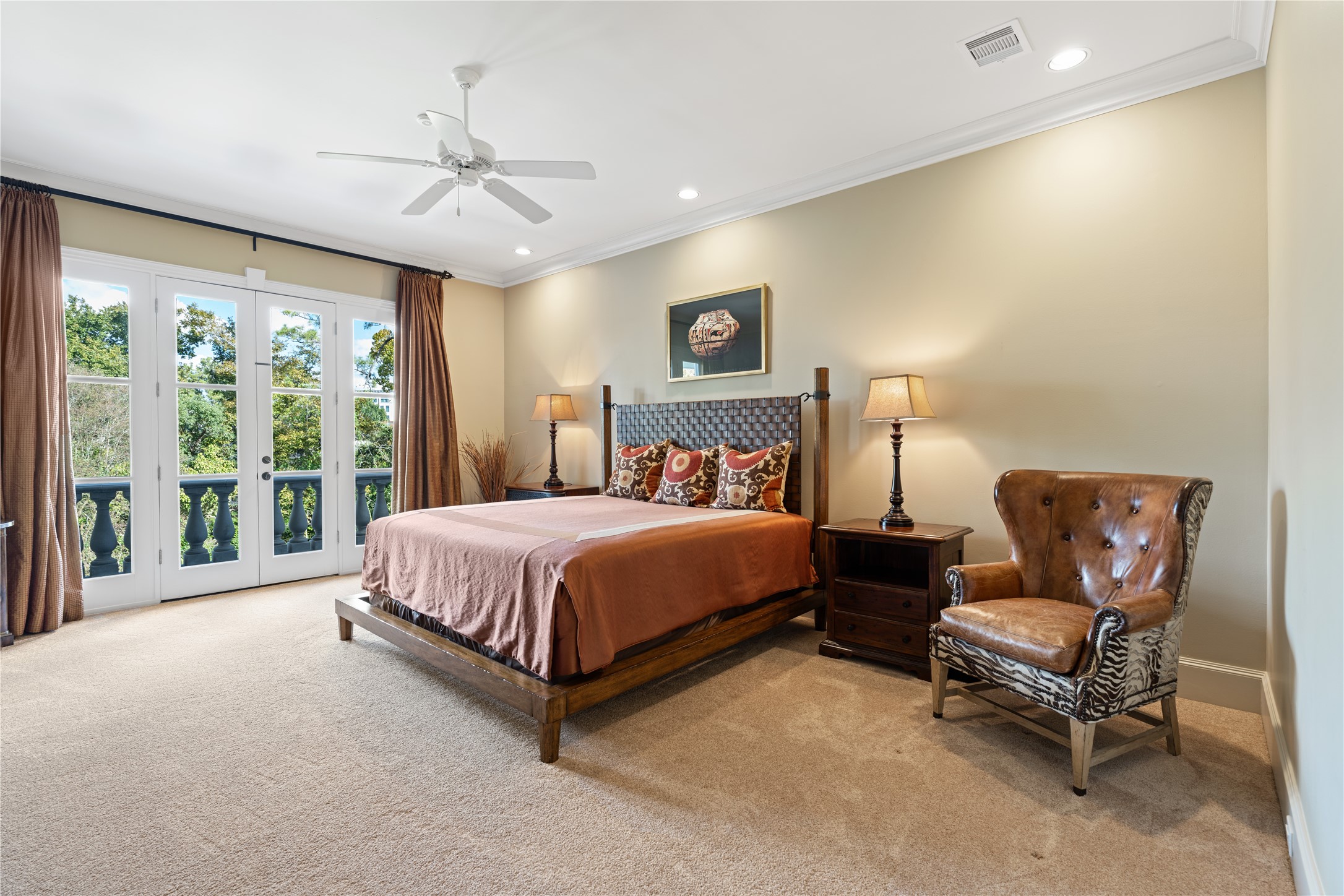 26 Crestwood Drive Houston, TX 77007 - Photo 19 of 24 Secondary bedroom with terrace, walk-in closet and bathroom with soaking tub.
