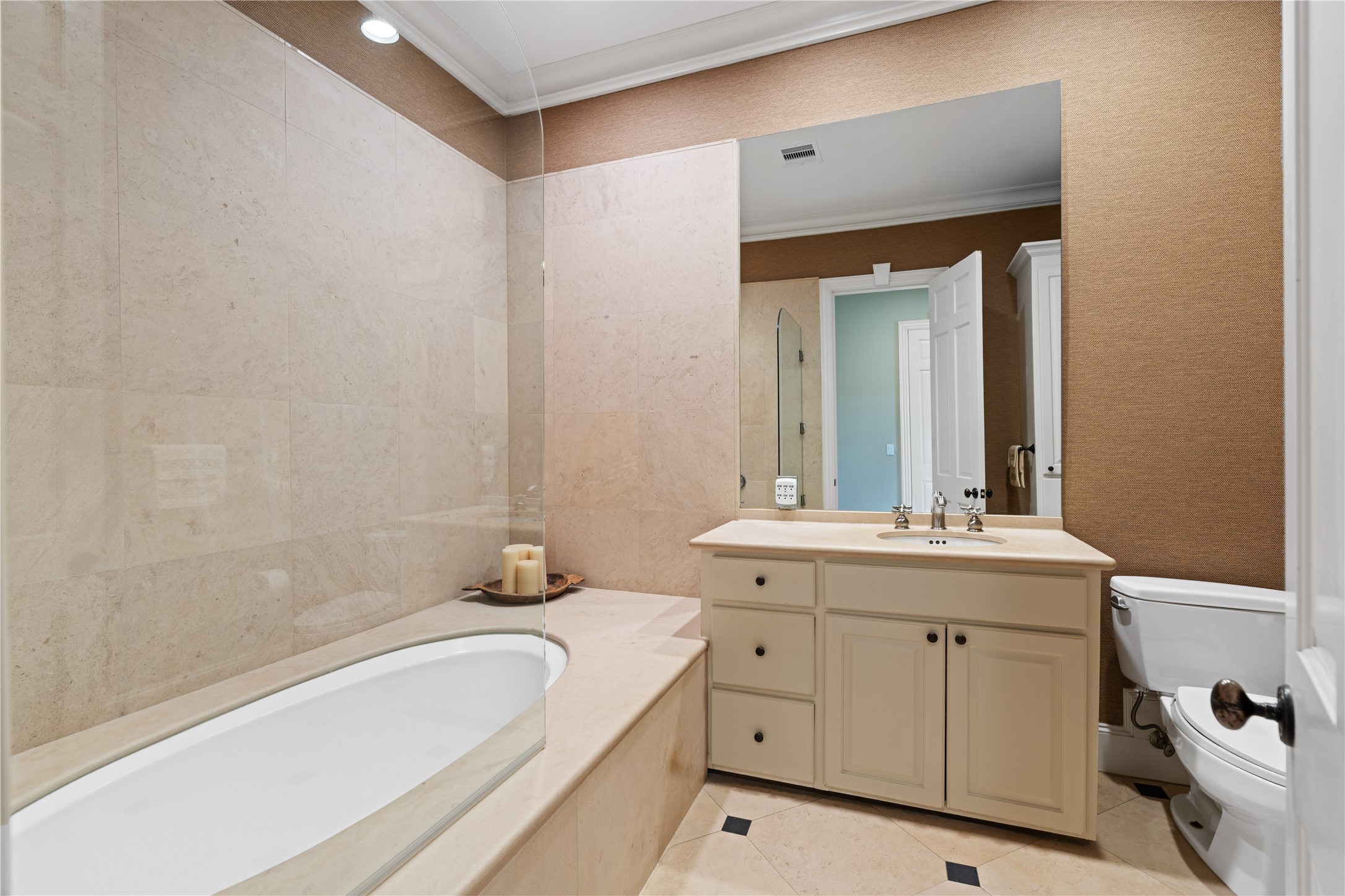 26 Crestwood Drive Houston, TX 77007 - Photo 21 of 24 Guest bathroom with soaking tub
