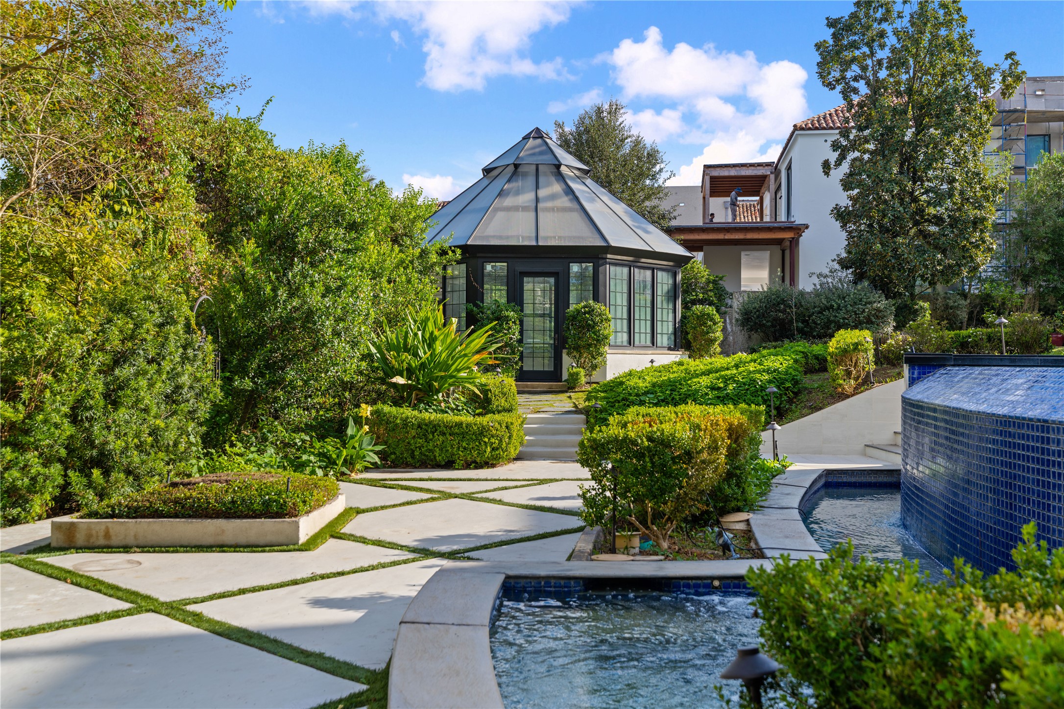 26 Crestwood Drive Houston, TX 77007 - Photo 22 of 24 Grounds at the far side of the property with inlayed turf