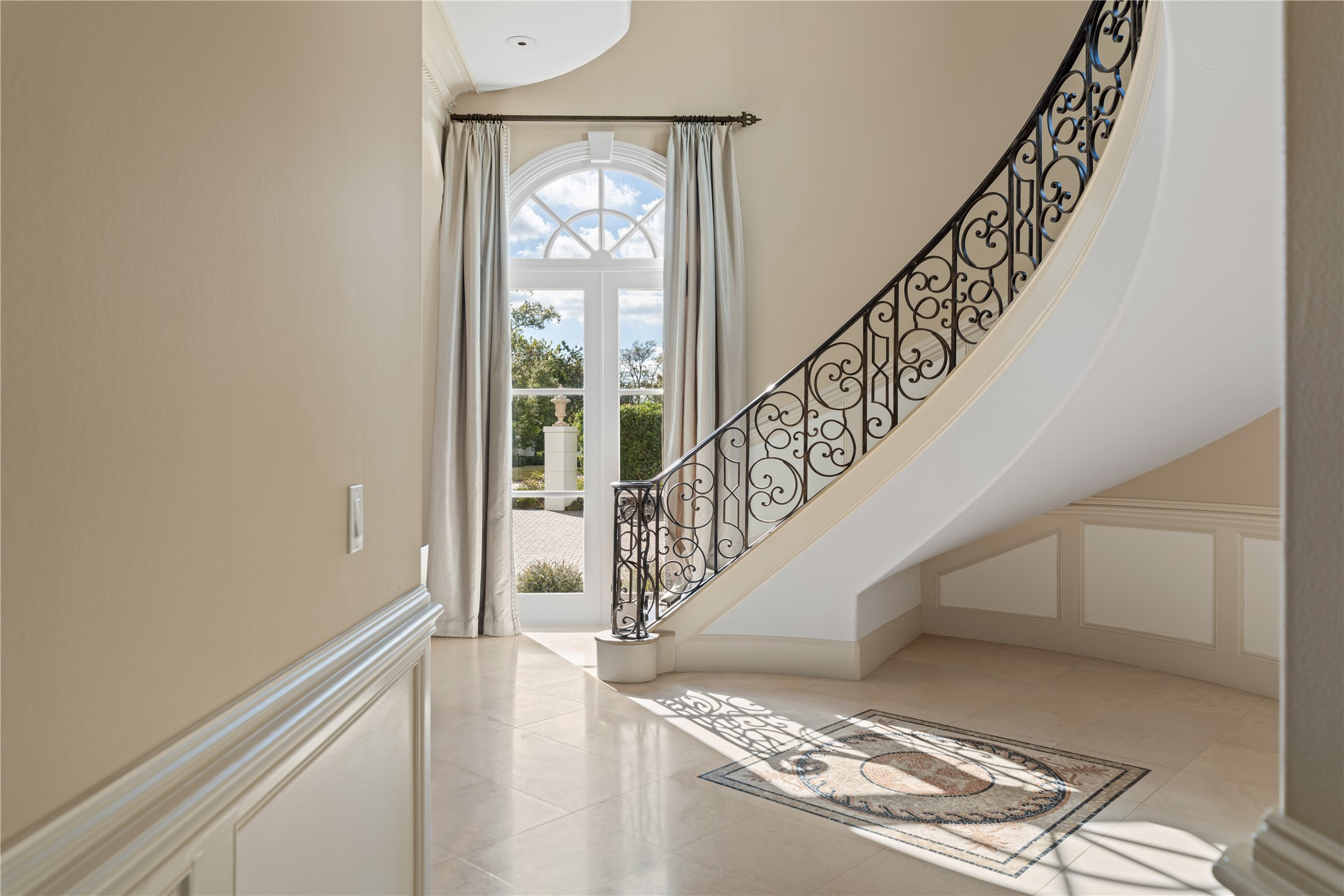 26 Crestwood Drive Houston, TX 77007 - Photo 5 of 24 Spiral staircase located off the foyer.