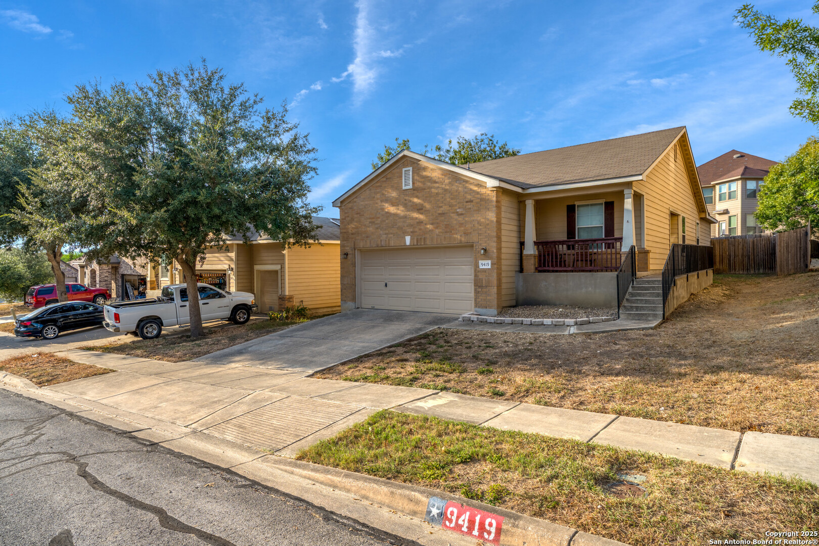 a view of a house with a yard