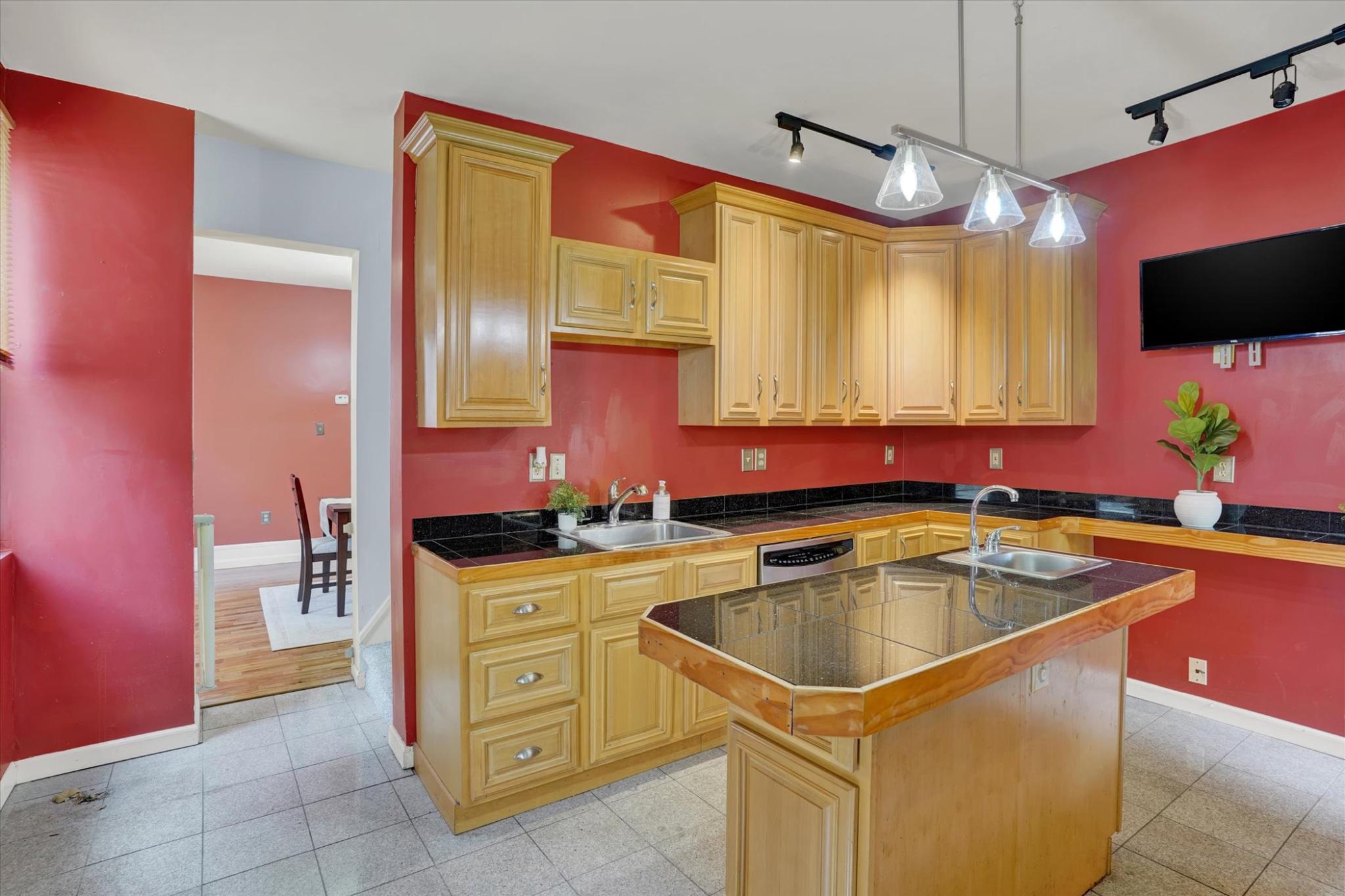 127 West Washington Lane Philadelphia, PA 19144 - Photo 11 of 29 Charming Kitch w/ Brkfst bar,Island & 42" cabinets